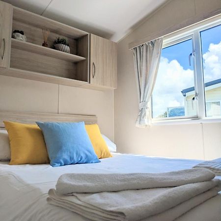 Large 4 Person Couples And Family Caravan In Newquay Bay Resort Exterior foto